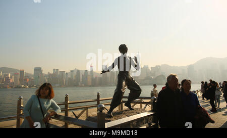 Hongkong, China - Januar 1, 2016: Standing Bruce Lee auf der Avenue der Stars. Die Statue ist eine der wichtigsten Sehenswürdigkeiten der berühmten Waterfront. Wenige Touristen und Einwohner von Hongkong. Stockfoto