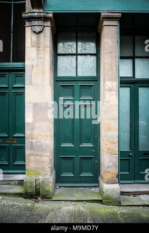 Grün im Georgianischen Stil getäfelten Türen Stockfoto