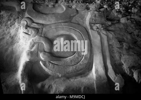 Alte Stein Glyphen der Maya archäologische Stätte in Yaxha, Guatemala Stockfoto