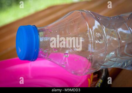 Detail der Tennisschläger, Frisbee und Wasser Kunststoff Flasche, auf holztisch Nahaufnahme Stockfoto
