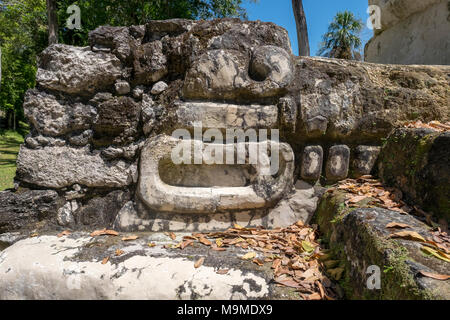 Reste der alten Maya Tempel Uaxactun, Guatemala Stockfoto