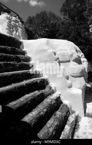 Reste der alten Maya Tempel Uaxactun, Guatemala Stockfoto