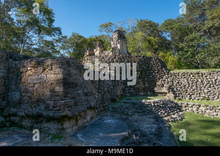 Reste der alten Maya Tempel Uaxactun, Guatemala Stockfoto