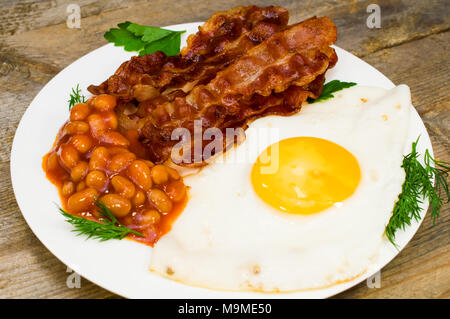 Spiegeleier mit Speck und Bohnen Stockfoto