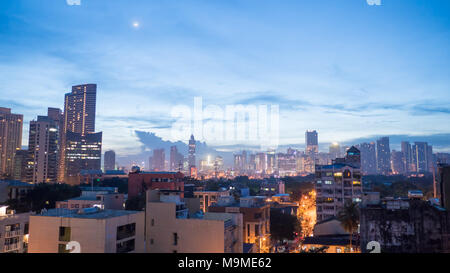 Panorama der Stadt von Manila mit Wolkenkratzern in den frühen Morgenstunden. Stockfoto
