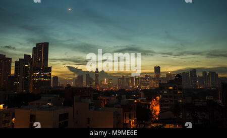 Panorama der Stadt von Manila mit Wolkenkratzern in den frühen Morgenstunden. Stockfoto