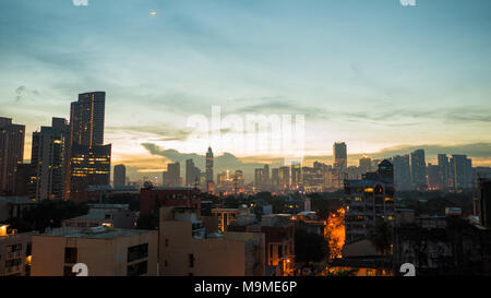 Panorama der Stadt von Manila mit Wolkenkratzern in den frühen Morgenstunden. Stockfoto