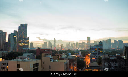Panorama der Stadt von Manila mit Wolkenkratzern in den frühen Morgenstunden. Stockfoto