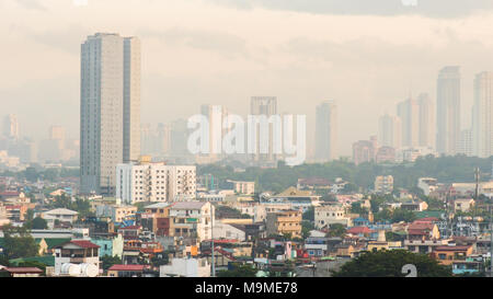 Panorama der Stadt von Manila mit Wolkenkratzern in den frühen Morgenstunden. Stockfoto