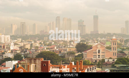 Panorama der Stadt von Manila mit Wolkenkratzern in den frühen Morgenstunden. Stockfoto