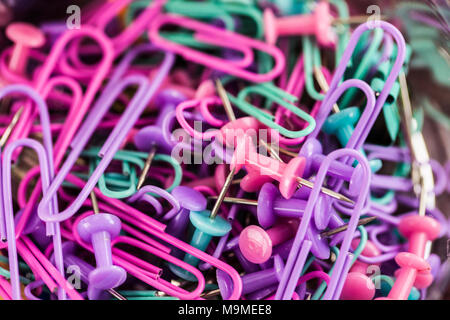 Close-up Stifte und Klammern für Briefbögen, Nahaufnahme, Makro. Stockfoto