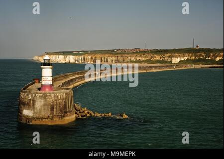 Den Hafen und den Leuchtturm des Hafens von Newhaven, gesehen vom Meer auf einem klaren hellen Tag Stockfoto