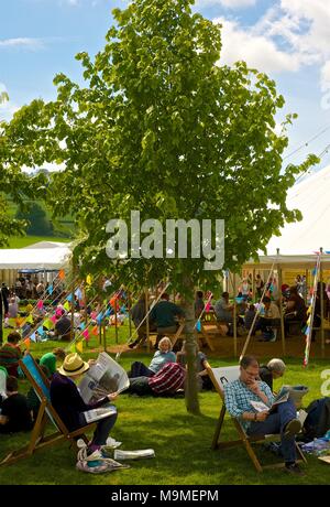 Das Heu, das auf Wye Book Festival mit Menschen die Teilnahme an Festivals und Signierstunden an einem sonnigen Sommertag in Wales Stockfoto