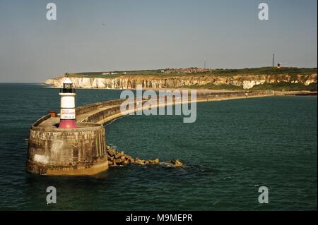 Den Hafen und den Leuchtturm des Hafens von Newhaven, gesehen vom Meer auf einem klaren hellen Tag Stockfoto