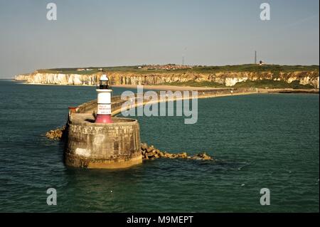 Den Hafen und den Leuchtturm des Hafens von Newhaven, gesehen vom Meer auf einem klaren hellen Tag Stockfoto