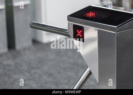 Geschlossenen Eingang Drehkreuz mit Zugriff verweigert rote Zeichen. Security Barrier Stockfoto