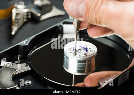 Handwerker Demontage Festplatte hdd Close-up. Stockfoto
