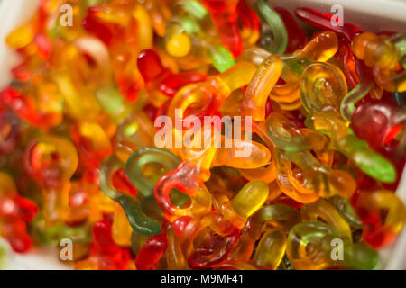 Bunte Bonbons auf eine weisse Platte Stockfoto