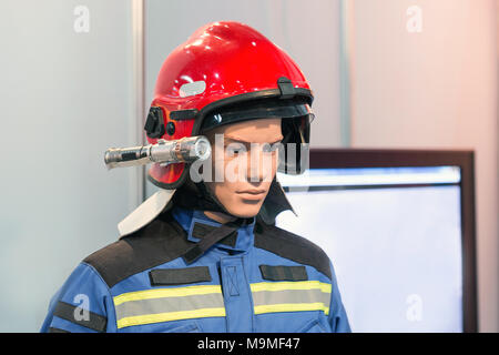 Ausstellung Feuerwehrmann dummy in fire fighter Helm und Uniform. Schützende Rettung tragen. Kopf licht Taschenlampe Stockfoto