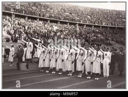 Vintage 1936 Nazi-Deutschland Berlin Olympische Spiele die Bronzemedaille ungarische Frauengymnastik-Mannschaft überreicht den geforderten Adolf Hitler-Gruß Heil Hitler im Berliner Stadion Nazi-Deutschland Stockfoto