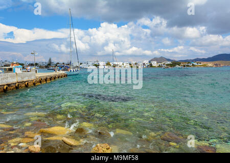 MILOS, Griechenland - 18. Mai 2017: Blick auf die Bucht und die Küste in Pollonia Dorf. Insel Milos, Griechenland. Stockfoto