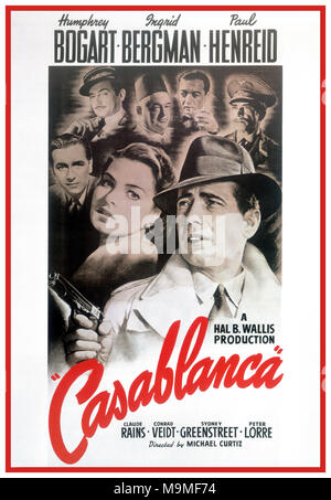 Casablanca 40's Vintage Film Poster Casablanca ein amerikanischer romantischer Dramafilm aus dem Jahr 1942 unter der Regie von Michael Curtiz. Die Filmstars Humphrey Bogart, Ingrid Bergman und Paul Henreid; es gibt auch Claude Rains, Conrad Veidt, Sydney Greenstreet, Peter Lorre und Dooley Wilson. Während des zweiten Weltkriegs konzentriert es sich auf einen amerikanischen Expatriaten, der sich zwischen seiner Liebe zu einer Frau entscheiden muss und ihr und ihrem Mann, einem tschechischen Widerstandsführer, bei der Flucht aus der von Vichy kontrollierten Stadt Casablanca hilft, um seinen Kampf gegen die Nazi-Truppen fortzusetzen Stockfoto