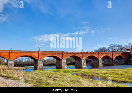 Die alten Ziegel Brücke über den Fluss Venta wurde 1874 erbaut und ist die längste Brücke dieser Art von Brücke in Europa 164 m Stockfoto