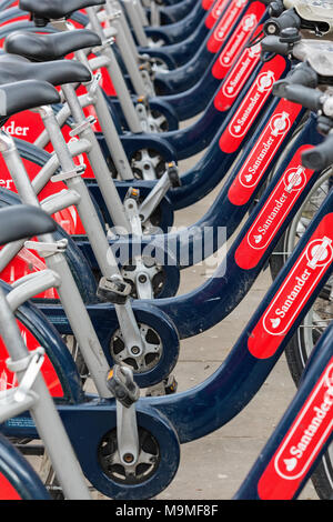 Eine Zeile oder eine Zeile von Boris Fahrräder in Central London. Pendeln und Radfahren in der Stadt mit Bikes von tfl oder Transport her London, Zyklen geliefert zu arbeiten. Stockfoto