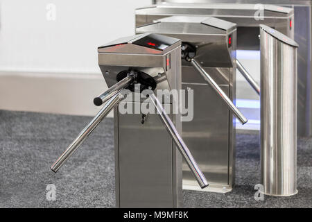 Geschlossenen Eingang Drehkreuz mit Zugriff verweigert rote Zeichen. Security Barrier Stockfoto