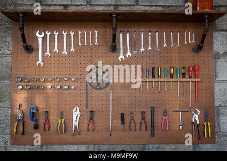 Eingestellt von alten Werkzeugen auf hölzernen Hintergrund in der Werkstatt Stockfoto