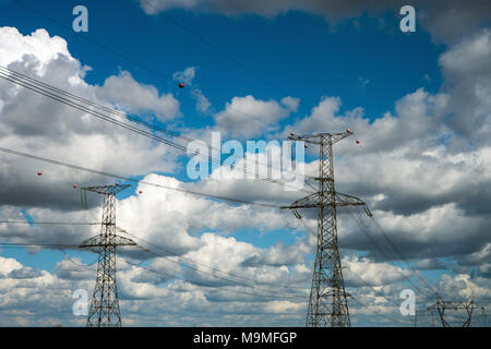 Hohe Spannung Sendemast für Elektrizität mit Wolken im Hintergrund Stockfoto