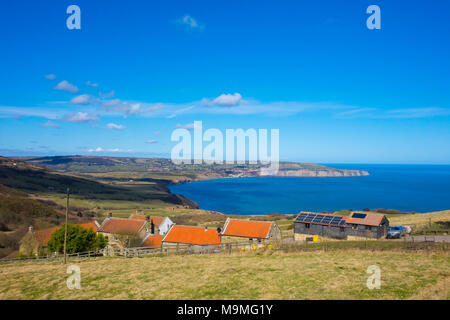Rot gedeckten Bauernhäuser auf einer Anhöhe mit Blick auf Robin Hoods Bay in Ravenscar North Yorkshire Stockfoto