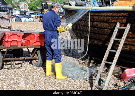 Ein Fischer am Strand von Hastings Stockfoto