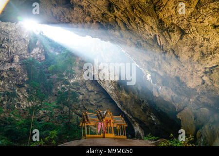 Foto bei 10 am Morgen in Phraya Nakhon Höhle genommen Stockfoto