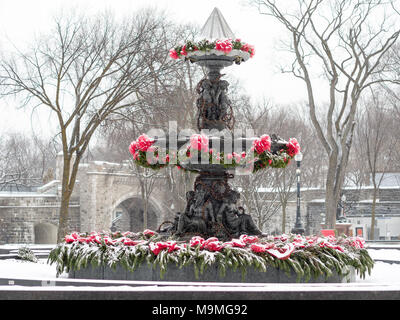 Fontaine de Tourny im Winter: Die Brunnen, die den Kreis Gnaden außerhalb der Gebäude des Parlaments eingerichtet und für den Winter geschützt. Schnee fällt auf die Dekorationen. Stockfoto