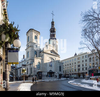 Turm der Kathedrale Notre-Dame de Quebec und Eingang.: Die Fassade der Basilika La Cathedrale Notre-Dame de Québec. Stockfoto