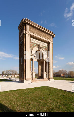 Der Peace Memorial School Portikus in der Peace Memorial Park in Hamilton, Ontario, Kanada. Stockfoto