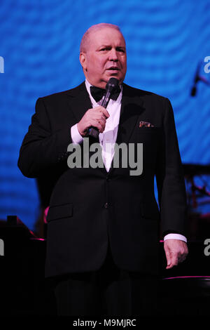 HOLLYWOOD, FL - Januar 05: Frank Sinatra jr führt im Hard Rock Live im Seminole Hard Rock Hotel & Casino am 5. Januar 2008 in Hollywood, Florida Personen: Frank Sinatra jr statt Stockfoto
