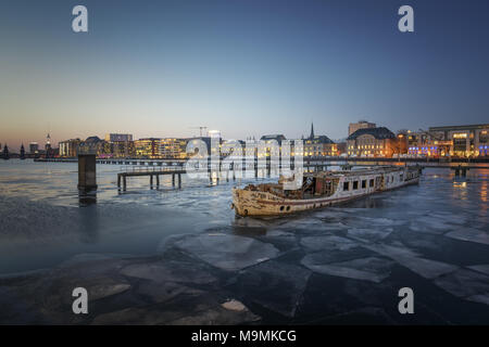 Eisschollen in der Spree zwischen Elsenbrücke und Oberbaumbrücke während der Blauen Stunde, Berlin, Deutschland Stockfoto