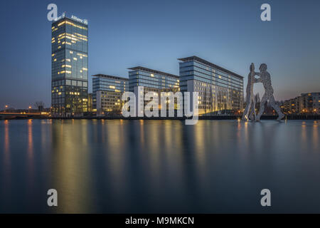 Treptowers und Molekül Männer Monument, das sich in der Spree während der Blauen Stunde, Berlin-Treptow, Berlin, Deutschland Stockfoto