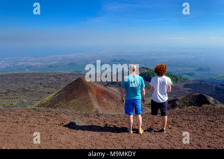 Anzeigen, Wanderer auf dem Weg zum Krater Silvestri, Vulkan Ätna in der Provinz Catania, Silzilia, Italien Stockfoto