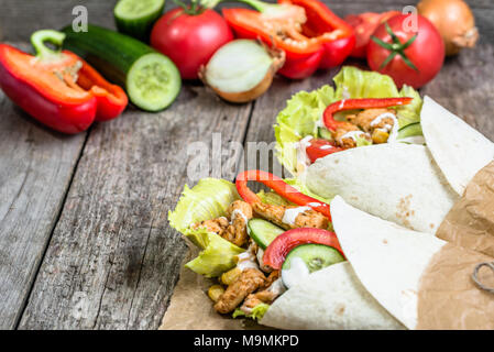 Tortilla mit Hähnchen und Gemüse, mexikanische Küche fast food Stockfoto