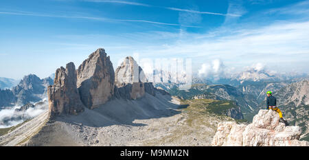 Wanderer auf dem Gipfel der Paternkofel, North Face der Drei Zinnen von Lavaredo, Sextner Dolomiten, Südtirol Stockfoto