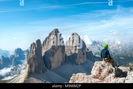 Wanderer auf dem Gipfel der Paternkofel, North Face der Drei Zinnen von Lavaredo, Sextner Dolomiten, Südtirol Stockfoto