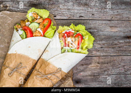 Lecker Tortilla Wraps, Burritos mit gegrilltem Huhn und Gemüse gefüllt, mexikanische Küche fast food, Ansicht von oben Stockfoto