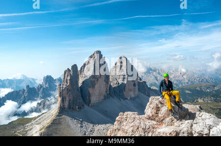 Wanderer auf dem Gipfel der Paternkofel, North Face der Drei Zinnen von Lavaredo, Sextner Dolomiten, Südtirol Stockfoto