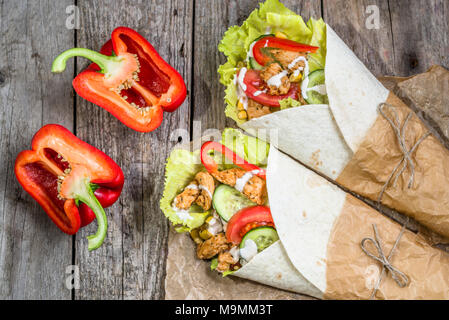 Tortilla Wraps mit frischem Gemüse und gegrilltes Hühnerfleisch, tex-mex Küche Stockfoto