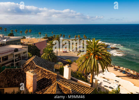 Hohe Betrachtungswinkel auf La Jolla Cove, einem Teil der Stadt von San Diego, Kalifornien, an einem sonnigen Tag. Stockfoto