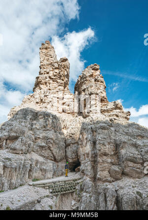 Wanderer auf der Via Ferrata, Paternkofel, Rock Formation Frankfurter Würstel, Sextner Dolomiten, Provinz Südtirol Stockfoto