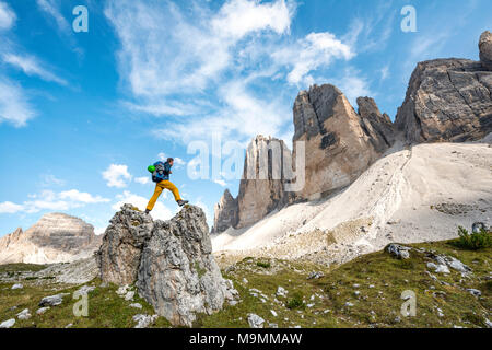 Wanderer auf Felsen steht,Gesichter der Drei Zinnen von Lavaredo, Sextner Dolomiten, Südtirol, Trentino-südtirol. Stockfoto